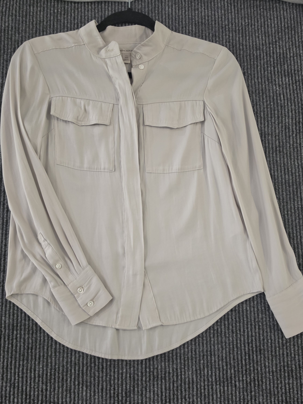Beautiful Banana Republic Light Gray Button-Front Utility Shirt